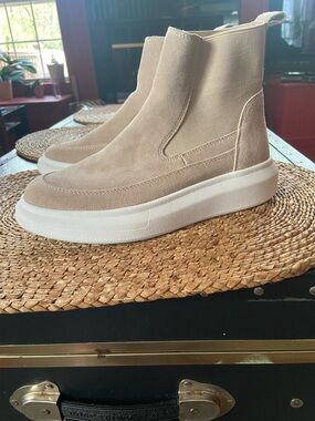 Women's Beige Suede Platform Nuture Rebalance Boot Size 9